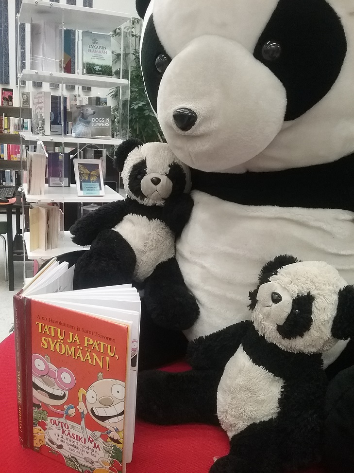 Pandanalle ja pennut lukemassa.